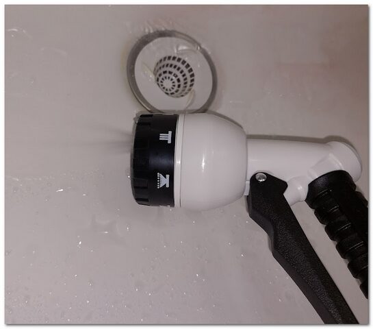 画像：設置と散水ー散水ノズルから通水